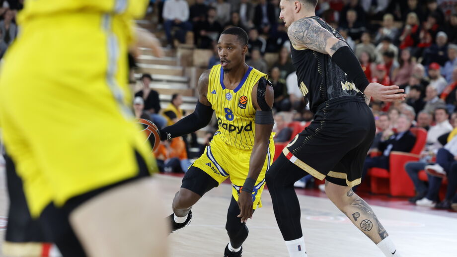 Basquetebolistas em ação durante jogo da Euroliga, afetado devido a guerra no Médio Oriente