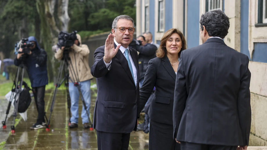 António José Seguro acompanhado pela secretária-geral da Presidência da República Ana Cristina Batista e pelo presidente da Câmara Municipal de Sintra, Marco Almeida, à chegada para ocupar um gabinete no Palácio de Queluz