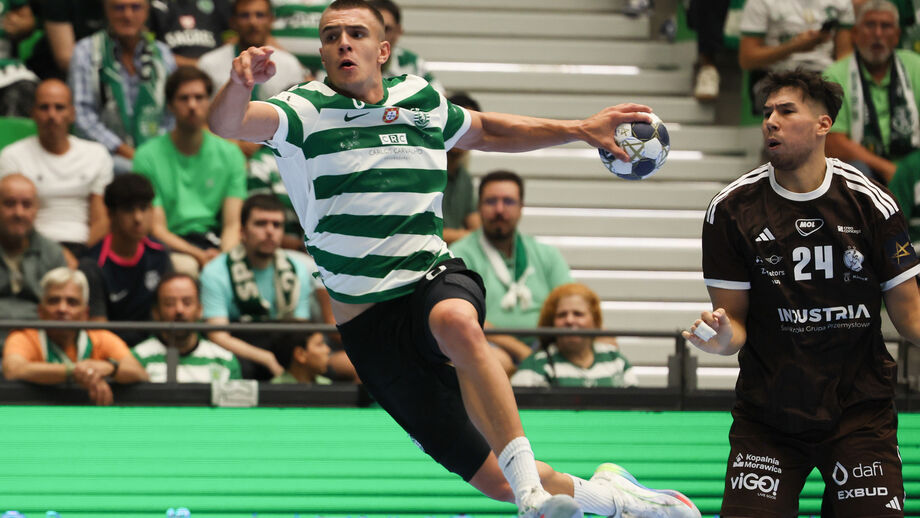 Jogo entre Sporting e Kielce, com atleta do Sporting em destaque