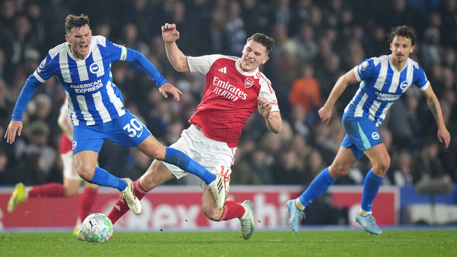 Os jogadores em ação durante o Brighton-Arsenal