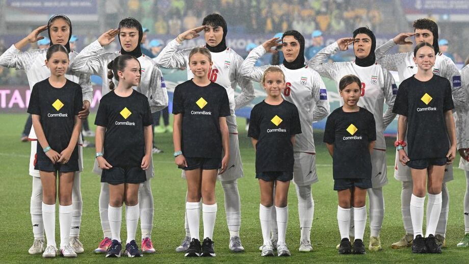 Seleção iraniana a cantar o hino