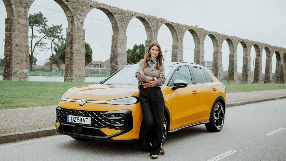 Diana Pereira junto ao Volkswagen T-Roc no Aqueduto de Vila do Conde
