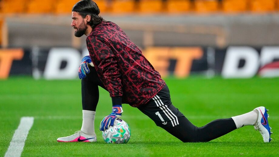 Alisson, guarda-redes do Liverpool, permanece no clube inglês