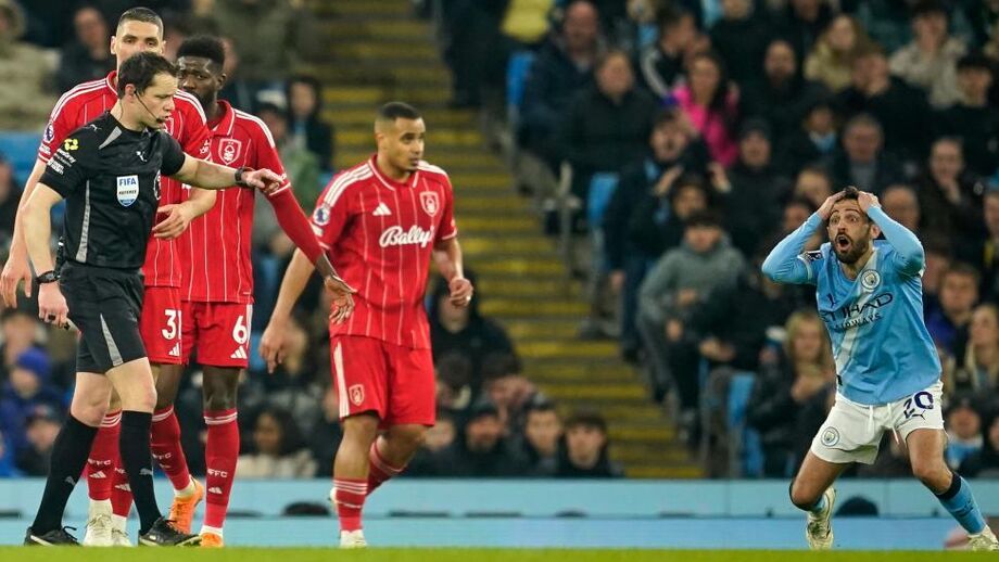 Bernardo Silva incrédulo no Man. City-Nottingham Forest