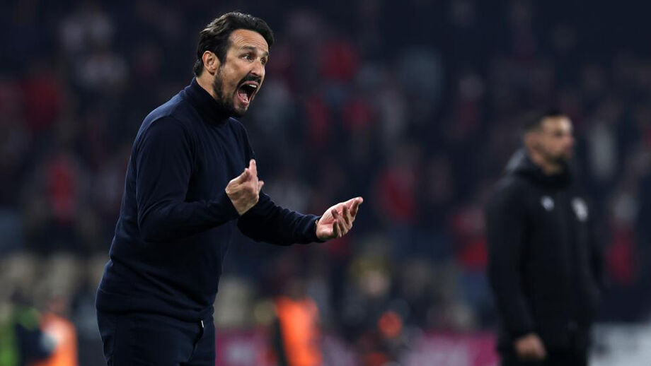 César Peixoto reage junto ao banco de suplentes do Gil Vicente