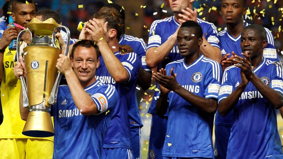 John Terry celebra troféu com equipa do Chelsea