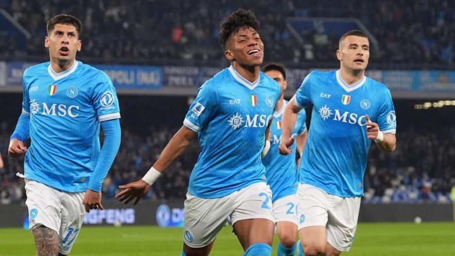 Alisson Santos celebra golo pelo Nápoles