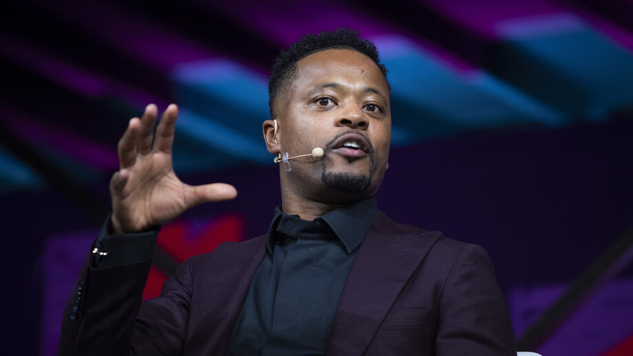 Patrice Evra arrasa passado de Gary Neville como treinador