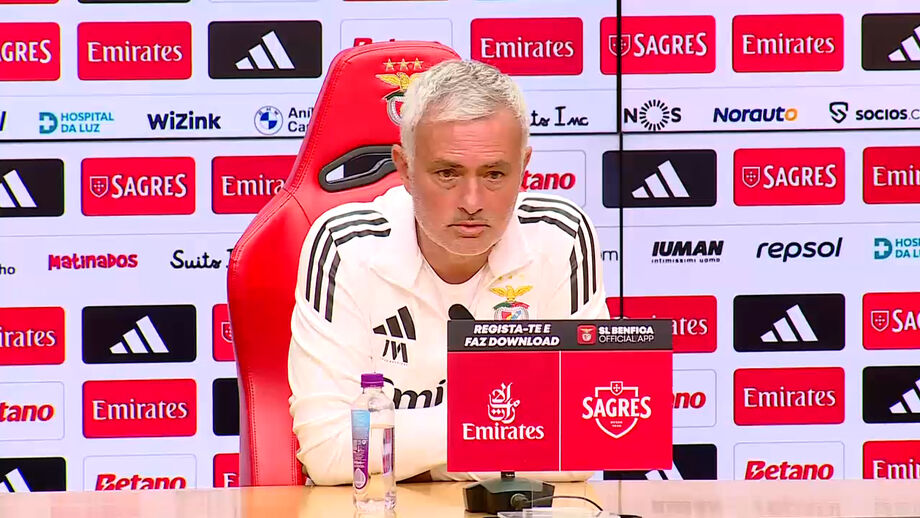 Treinador do Benfica questionado sobre o facto de os encarnados ainda não terem vencido leões, dragões e bracarenses