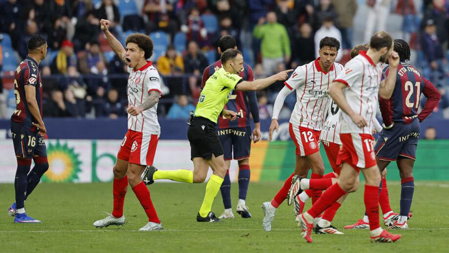 Jogadores do Girona festejam golo marcado nos descontos