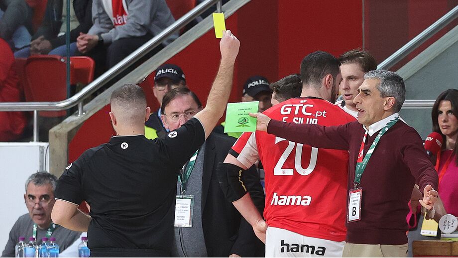 Jota González viu cartão amarelo por protestos