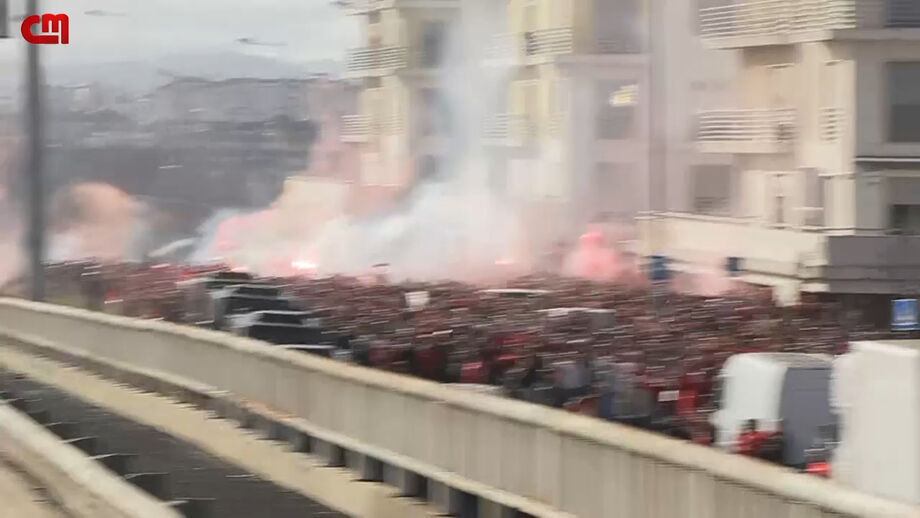 Clima de euforia à passagem do autocarro do Benfica