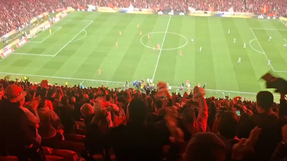 Técnico do Benfica vê vermelho depois de uma grande confusão junto aos bancos