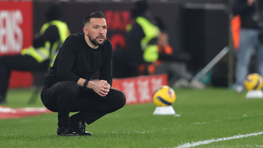 Francesco Farioli reage durante o jogo na Luz