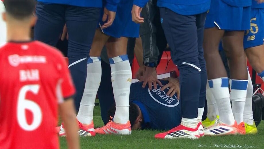 Pepê deitado no relvado após golo do Benfica: FC Porto queixa-se de isqueiro atirado da bancada