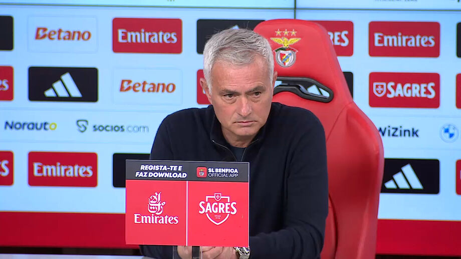 Treinador do Benfica explica discussão com o elemento do FC Porto