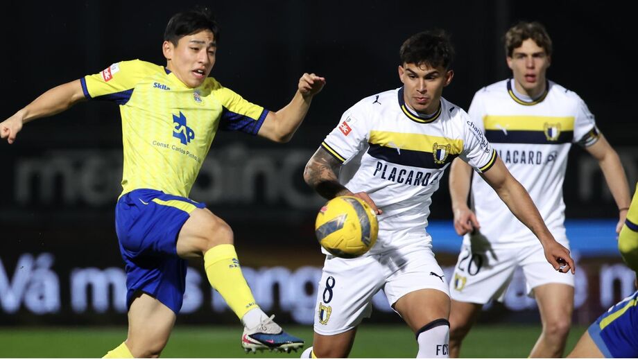 Marco Peña tenta ganhar a disputa de bola