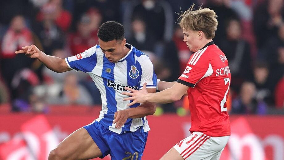 Alberto Costa disputa lance com Schjelderup