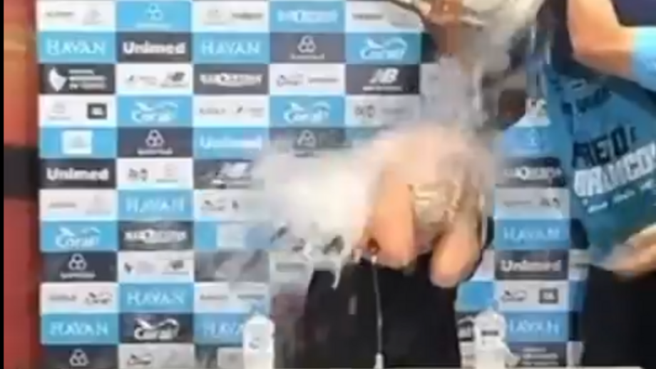 Treinador do Grêmio foi apanhado desprevenido, mas juntou-se à festa