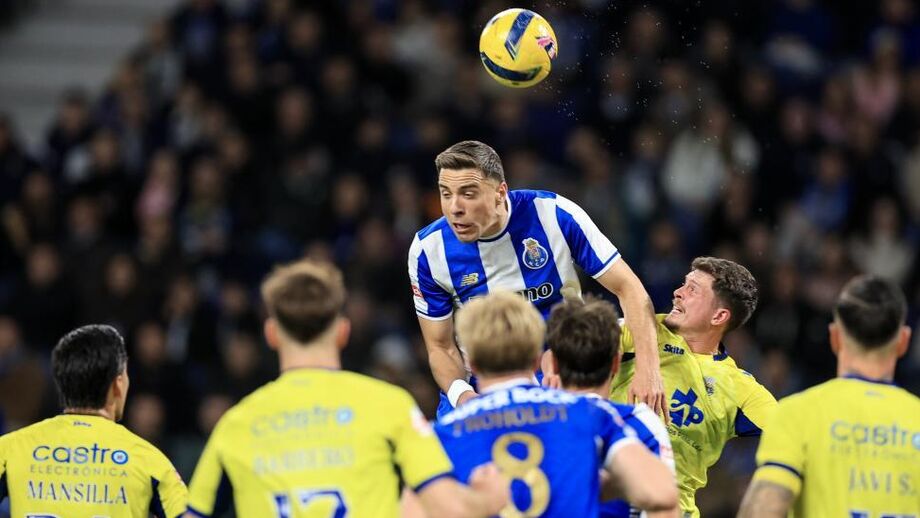 Bednarek ganha duelo aéreo