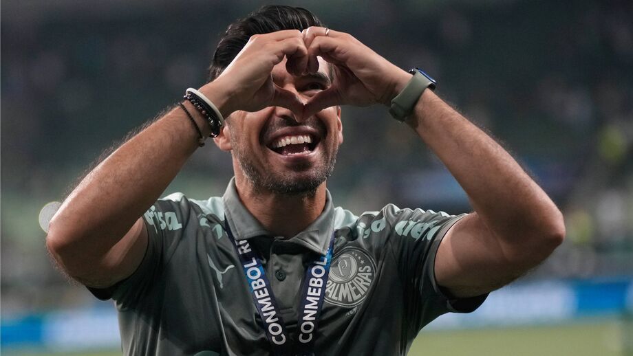Abel Ferreira tem motivos para sorrir dentro das quatro linhas
