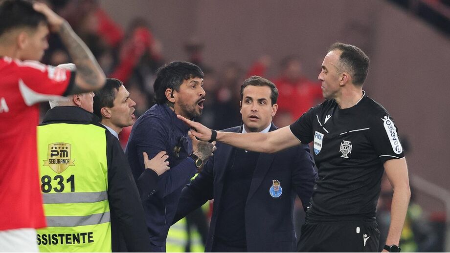 Confusão junto aos bancos no Benfica-FC Porto