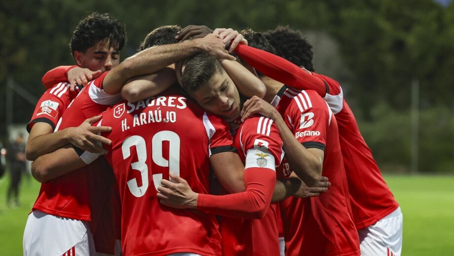 Benfica B celebra vitória frente ao Feirense na II Liga