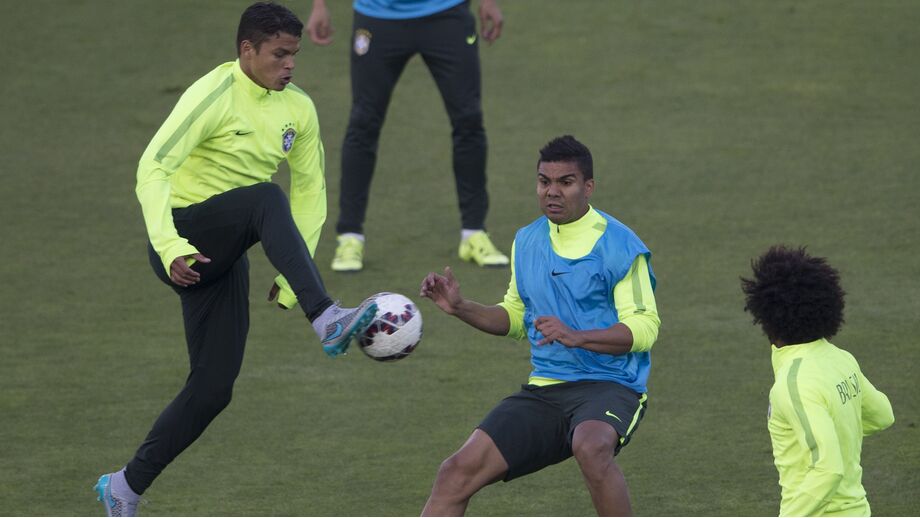 Thiago Silva e Casemiro num treino da seleção do Brasil em... 2015