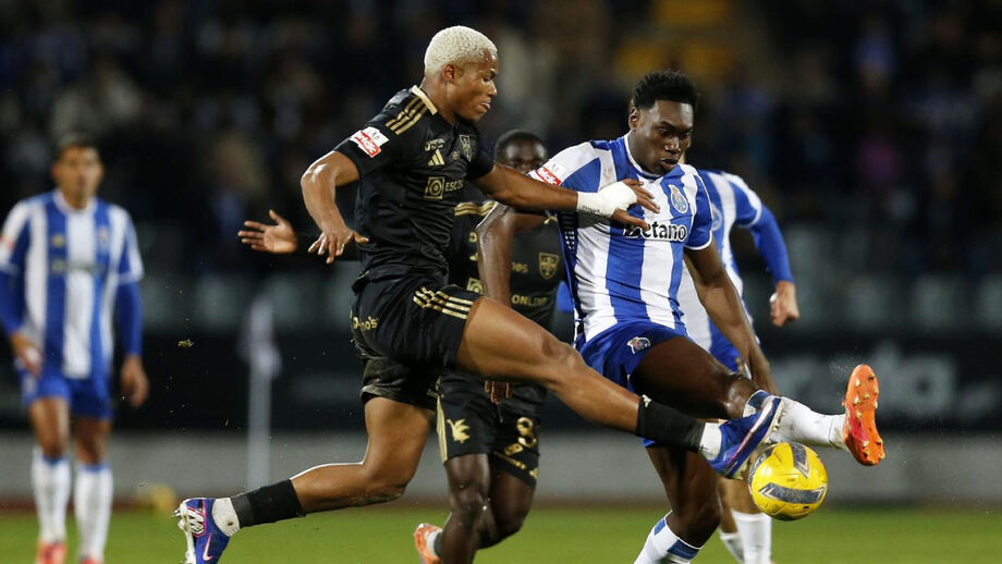 Khaly perante Samu no Casa Pia-FC Porto (2-1)