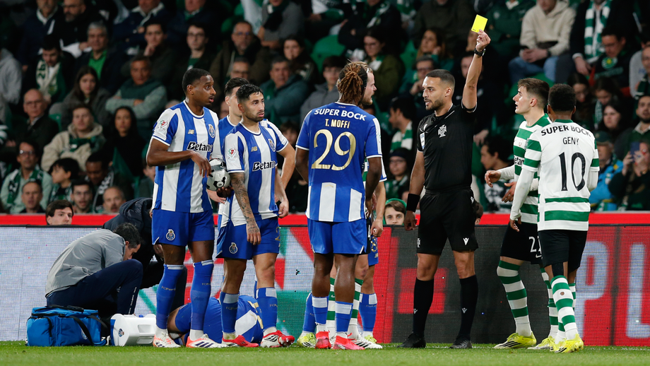 Cláudio Pereira mostra o cartão amarelo durante o Sporting-FC Porto