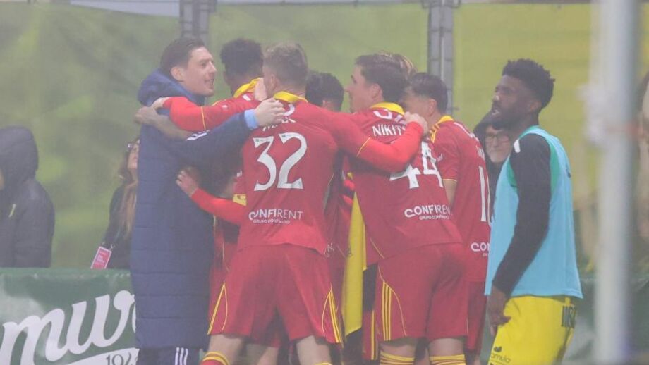 Rio Ave celebra golo de Blesa em Tondela