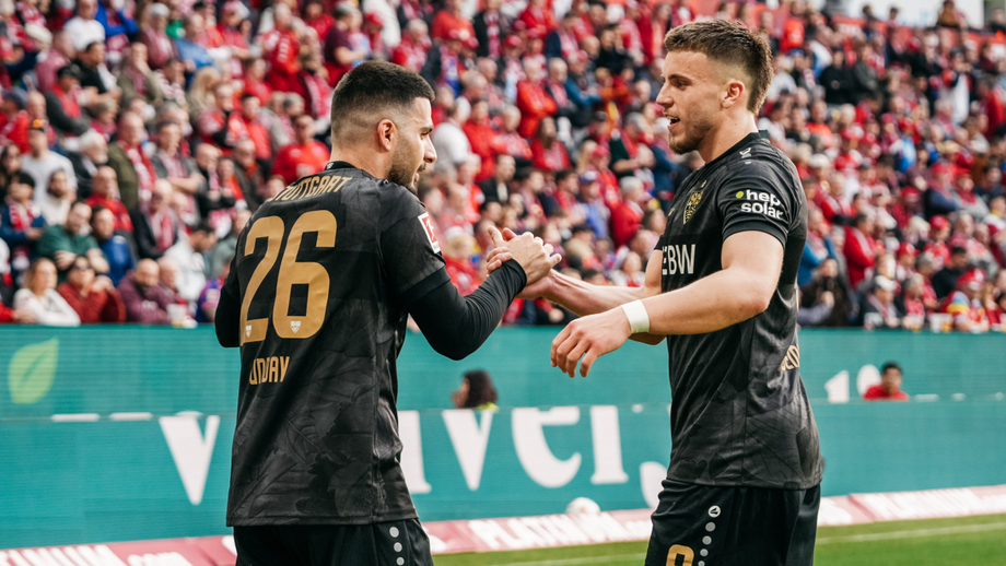 Jogadores do Estugarda festejam golo