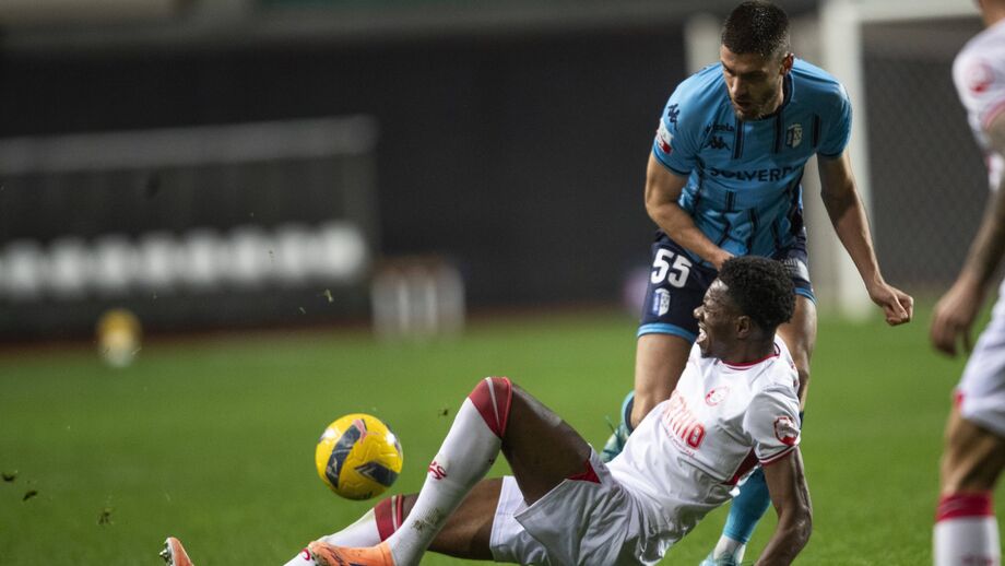 Jogadores em disputa durante jogo