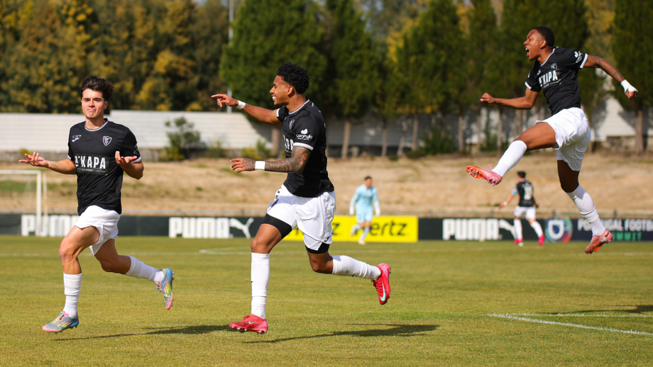 Jogadores do Ac. Viseu festejam golo frente ao Sporting na Liga Revelação