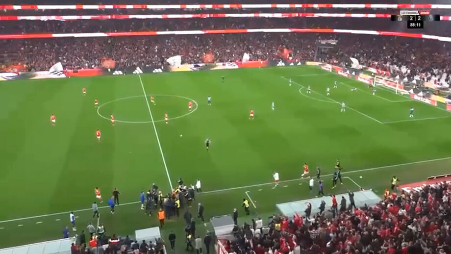 Vídeo a que Record teve acesso confirma versão do técnico do Benfica, que na conferência de imprensa afirmou ter rematado na direção da bancada