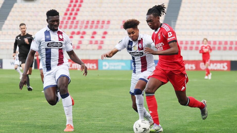 Futebol: Torreense vence Benfica no Seixal