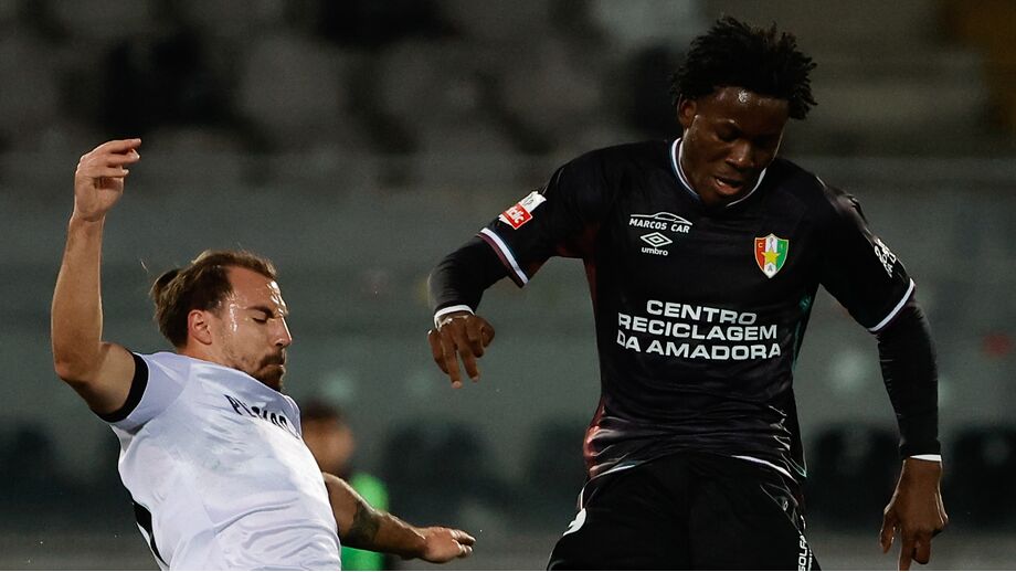Eddy Doué em ação contra o V. Guimarães
