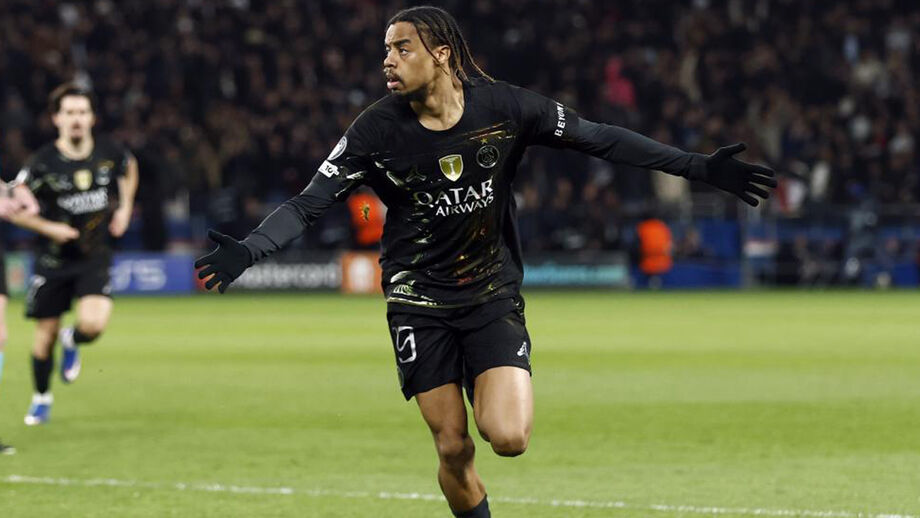 Barcola festeja o golo marcado ao Chelsea