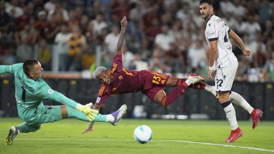 Roma e Bolonha disputam a posse de bola na Série A