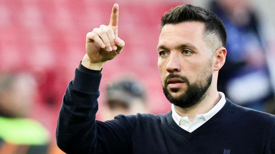 Francesco Farioli reage junto ao banco do FC Porto durante o jogo com o Estugarda