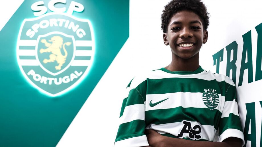 Jovem atleta do Sporting sorri junto ao símbolo do clube