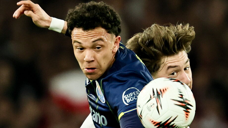 Pepê no jogo com o Estugarda