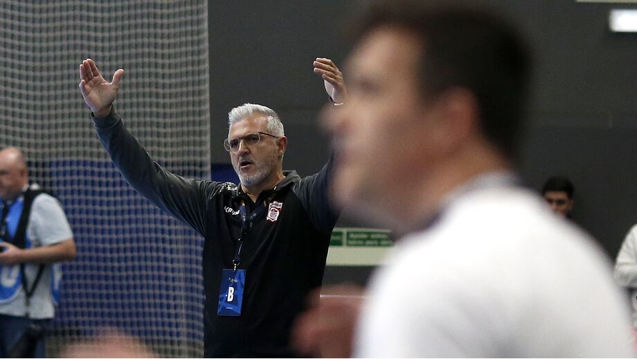 Paulo Pereira gesticula durante jogo de andebol