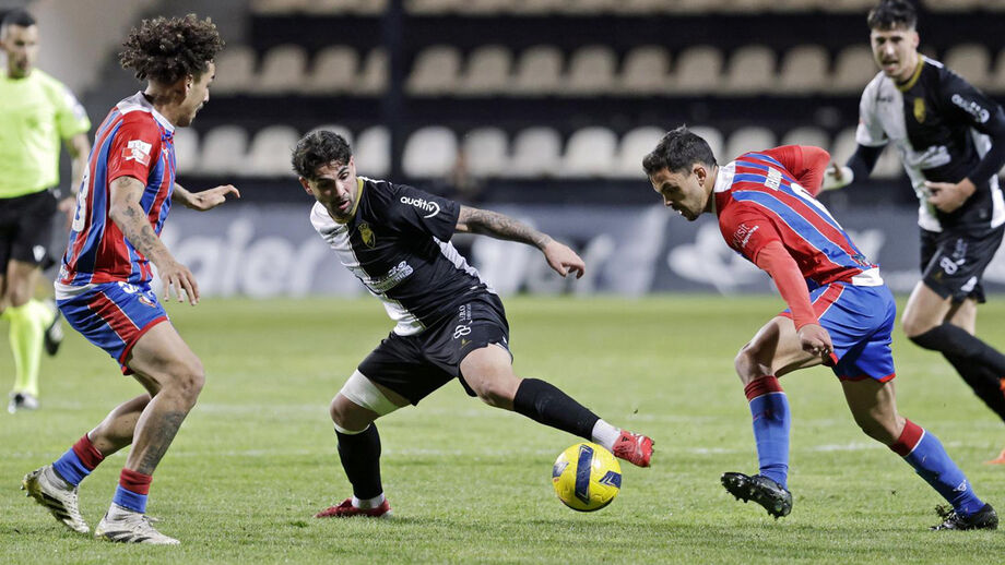 Os jogadores de Farense e Felgueiras em ação