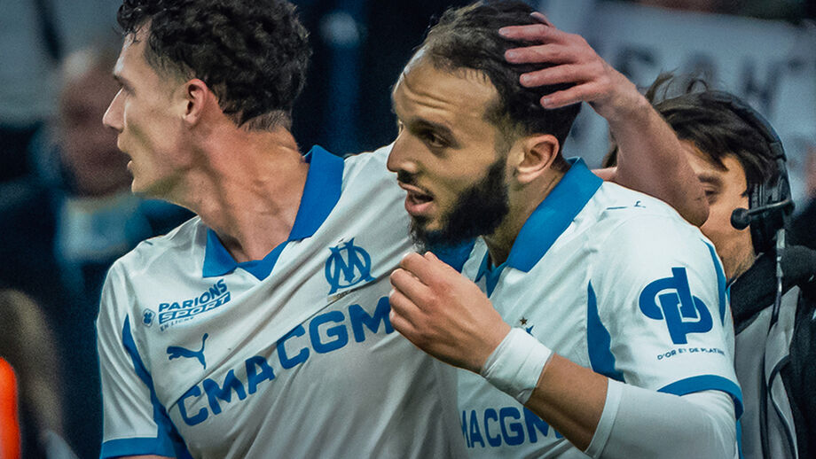 Jogadores do Marselha festejam frente ao Auxerre