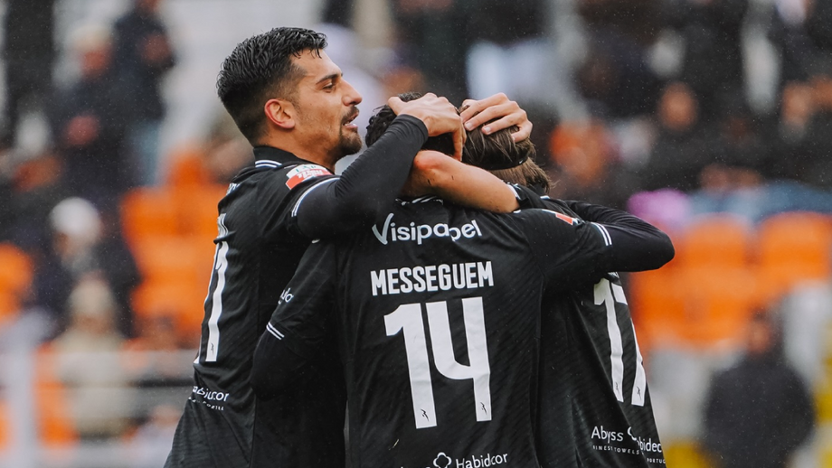 Jogadores do Ac. Viseu festejam triunfo sobre o Leixões