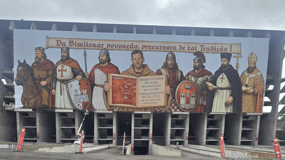 Muralha da Liberdade já instalada no Municipal de Braga