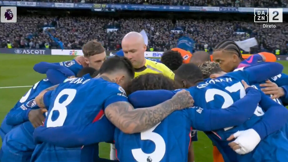 Árbitro Paul Tierney no meio da roda do Chelsea