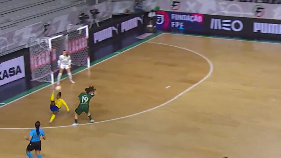 Lídia Moreira marca grande golo de bicicleta 