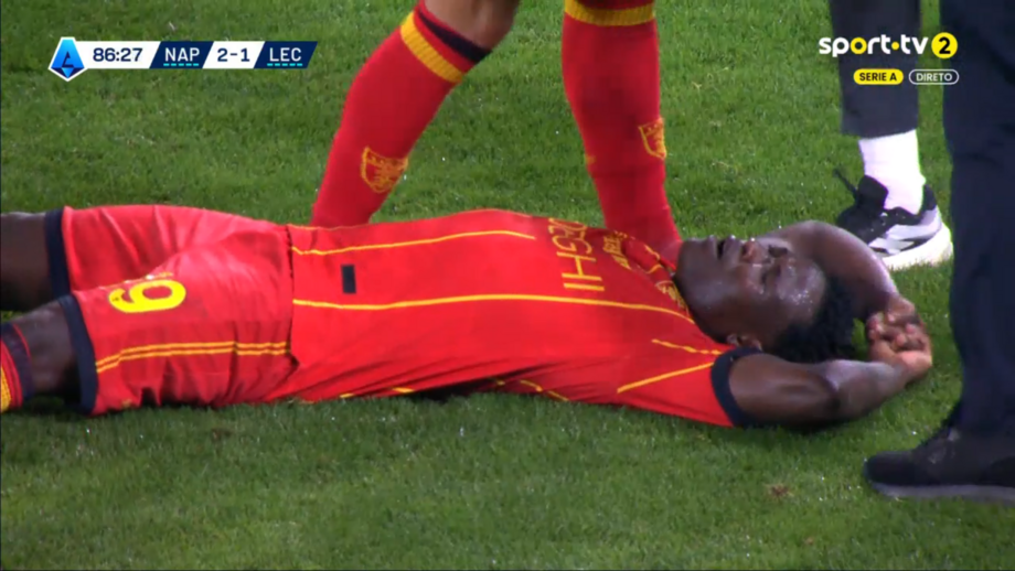 Lameck Banda sente-se mal no relvado e sai de maca